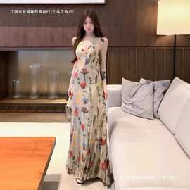 茶歇法式复古油画碎花v领挂脖连衣裙漂亮气质收腰修身长裙子