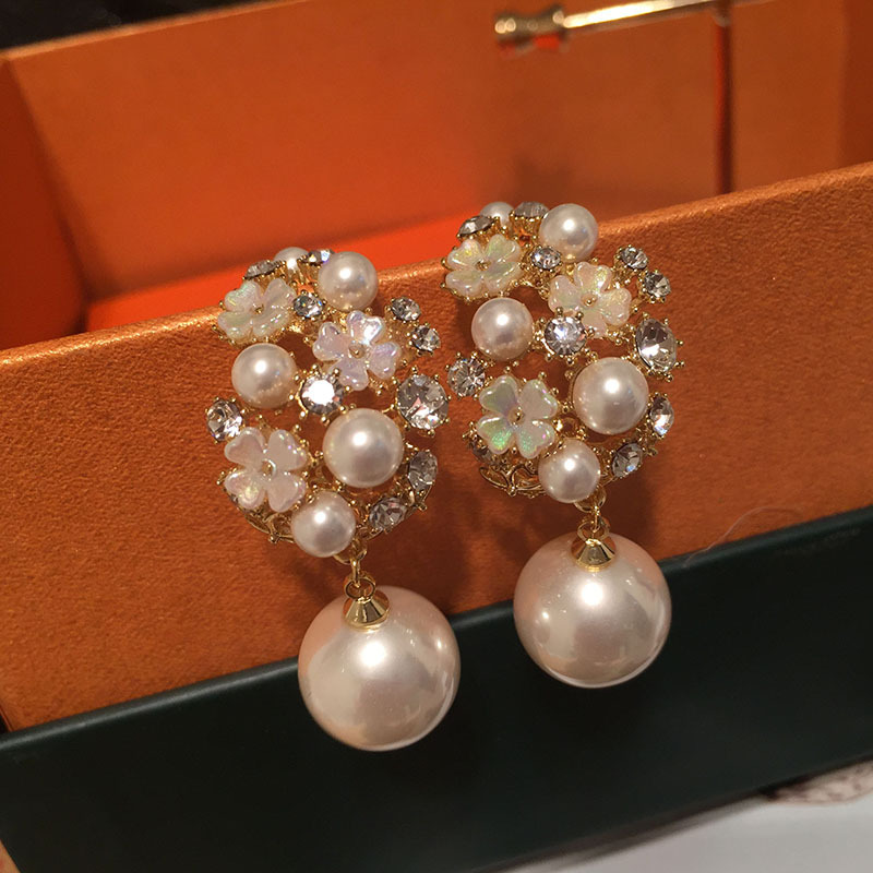 Fashion White Mother-of-pearl Flower Earrings display picture 1