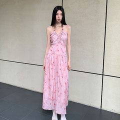 ワンピースの女性のリゾート風のプリントのしわの背中の透かし彫りの高い腰はやせているギャルのvネックの数珠のサスペンダーのスカートを現します。