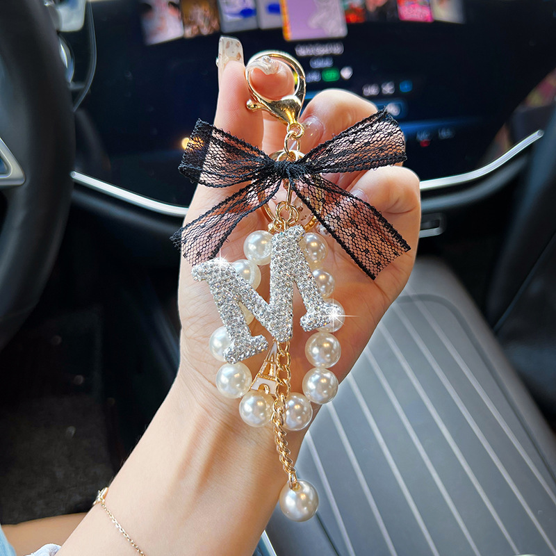 Arco de encaje de cerámica de arcilla letras llavero de perlas creativo colgante de llaves de automóvil de diamante completo colgante de bolsa