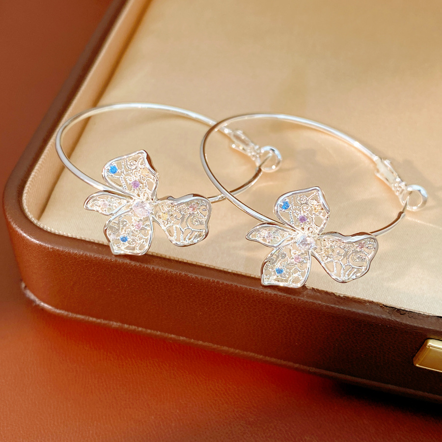 Aguja de plata Zircon hueco flores mariposa pendientes ligeros de lujo de alta calidad personalidad nicho temperamento moda pendientes mujeres