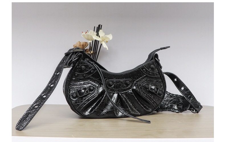 Bolso de locomotora de remache Le Cagole de alta calidad dulce y fresco chica caliente tres en uno bolso de media luna plisado de cuero bolso de axila