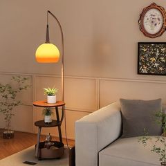 フロアランプ古風寝室レトロなベッドの頭の棚が一体になっています。