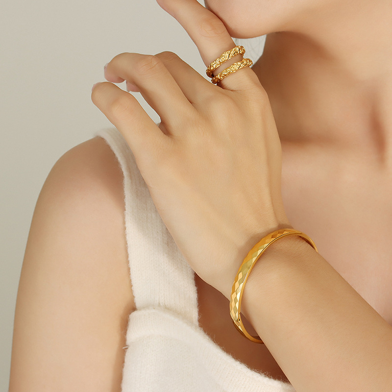 18k oro abierto anillo de acero de titanio pulsera de moda roja pulsera chapada en oro para niños no desvanecerse alta sensación de pulsera en la moda