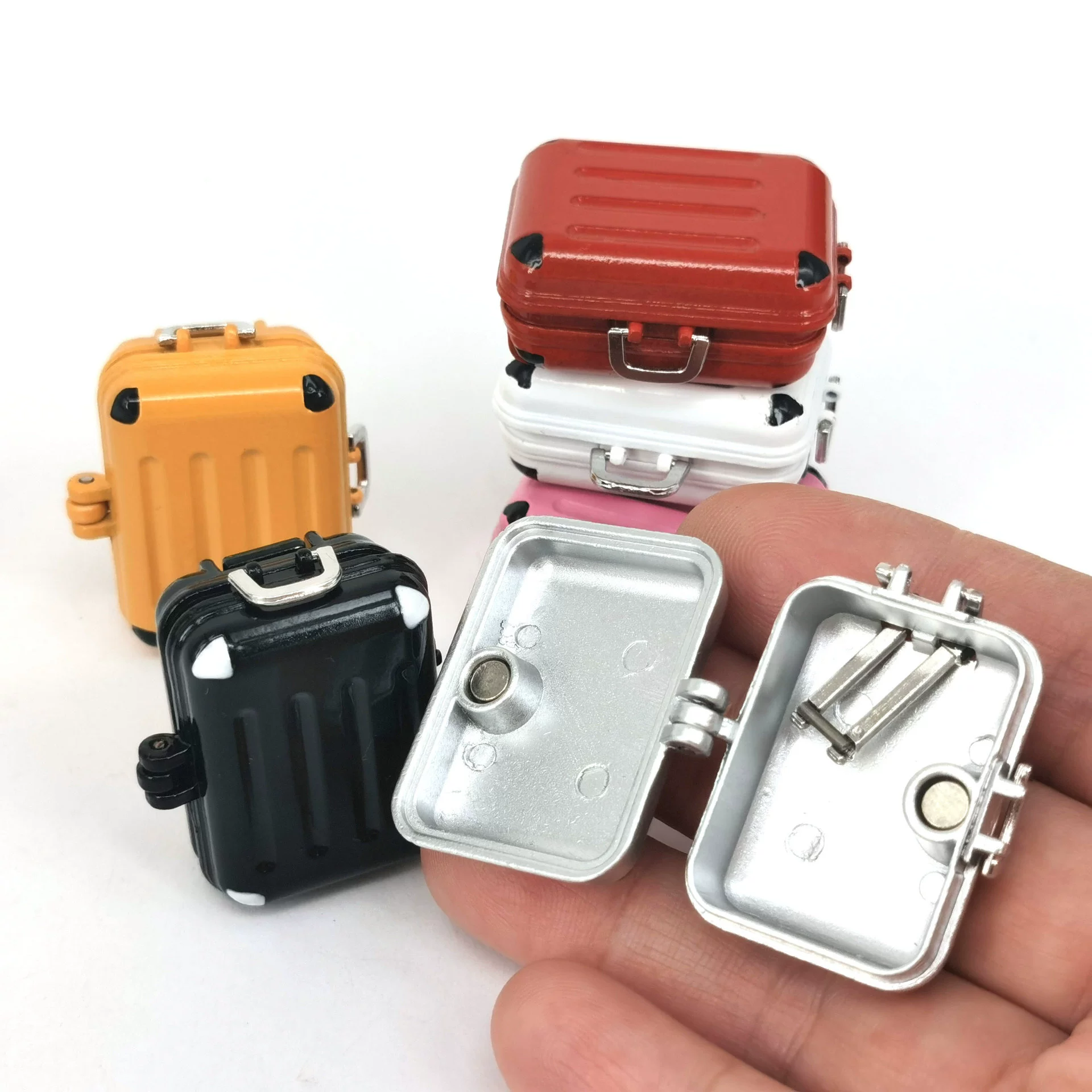 Mini Suitcase Model, Alloy Dollhouse Accessory, Magnetic Lid, 6 Colors, 31×24×15.8 mm