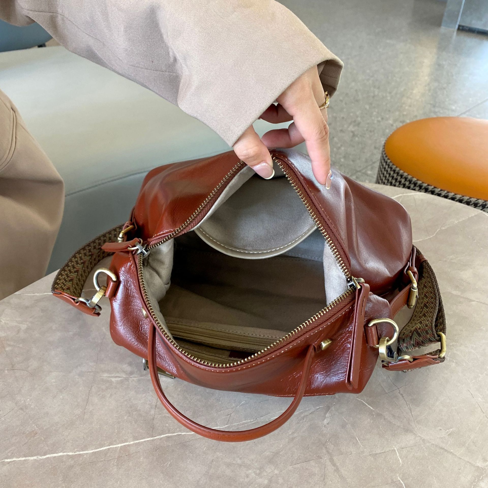 Plant tanned top layer cowhide, niche and versatile single shoulder crossbody minimalist women's zippered dumpling bag,_voghion.com