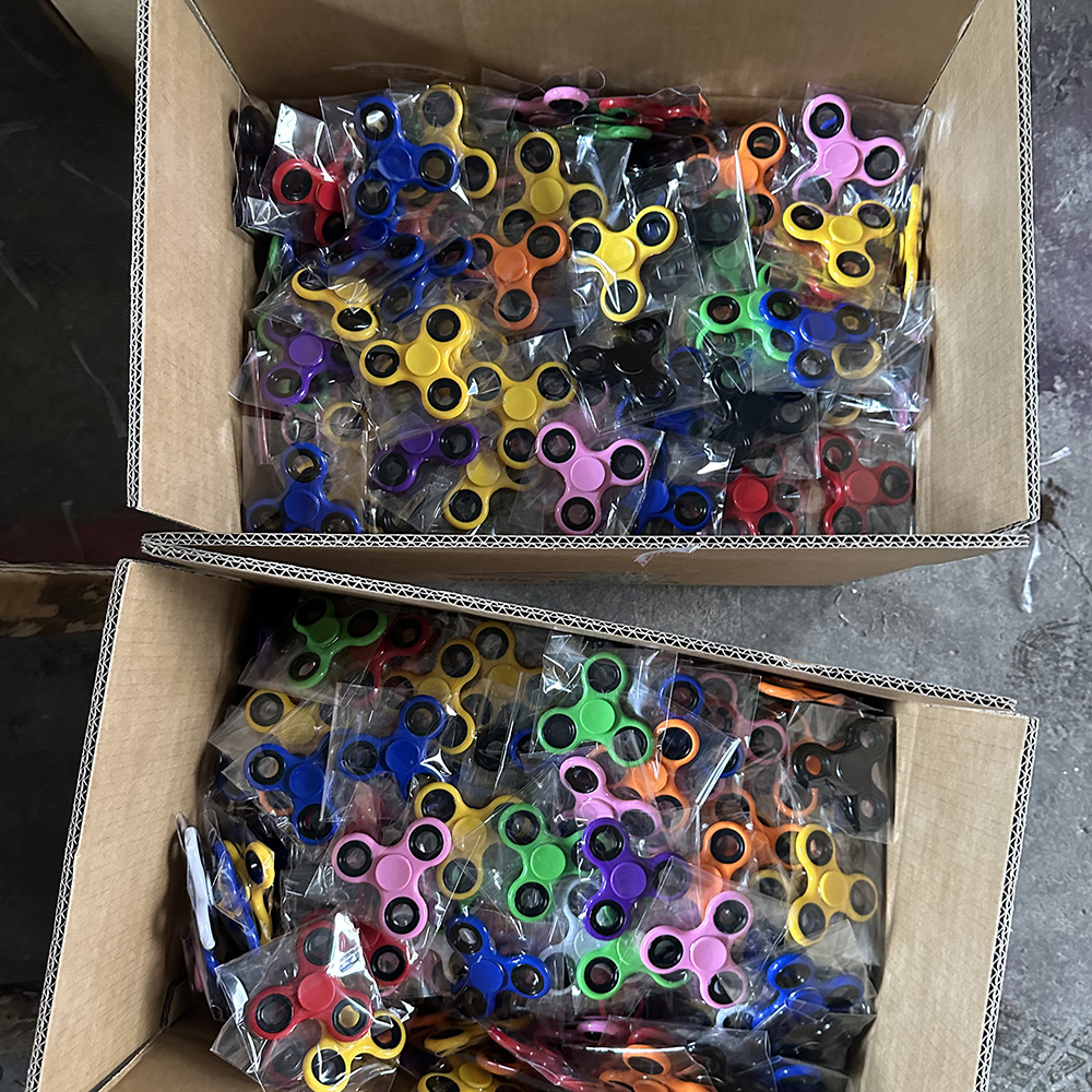 Giroscopio dedo metal tres hojas, galvanizado electroforesis, juguete exclusivo, producción fábrica directa.