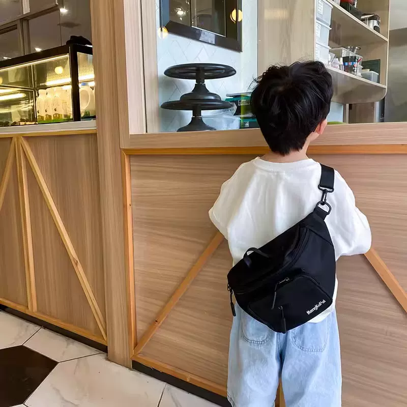 儿童斜挎包2025新款简约男童胸包大容量百搭休闲韩版零钱包腰包潮