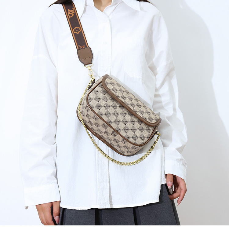 2023 Autumn New Live Broadcast Good Style Chain Saddle Bag Retro Presbyopia High-Quality Single Shoulder Diagonal Letter Women's Bag_voghion.com