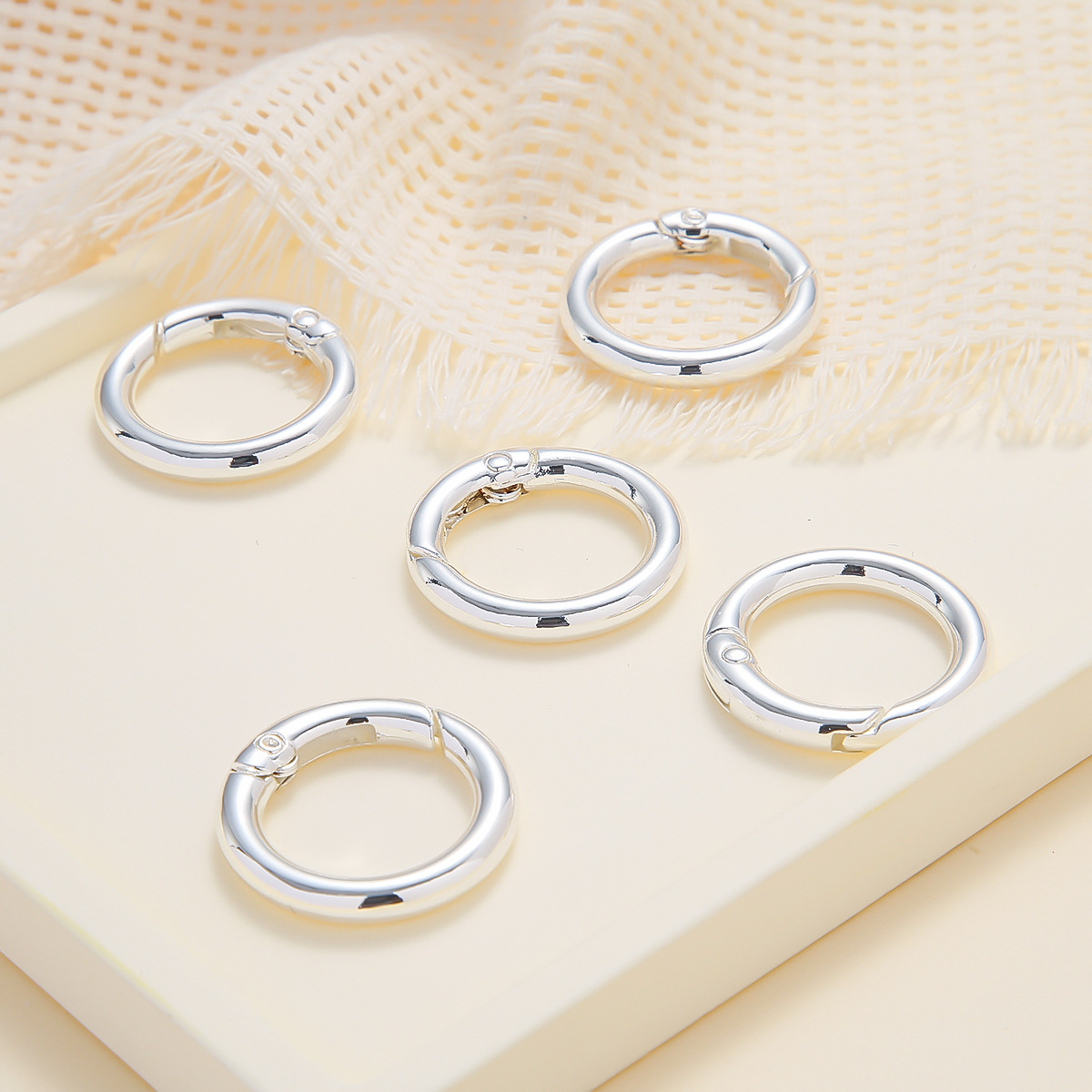 亜鉛合金のスプリングリングのスプリングを掛けて、オープンリングのキーホルダーを掛けます。