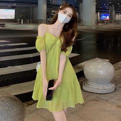 2025新型優しい風の甘いワンピース夏服の軽薄で快適なリゾート風の緑の白い気質のスカートの女性