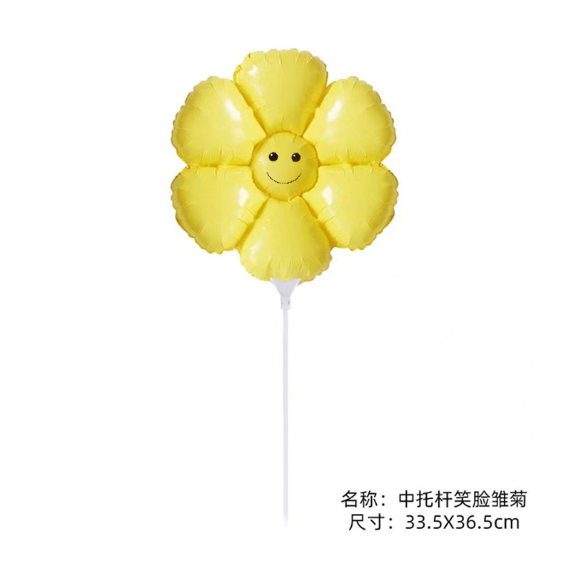 太陽の花の笑顔の花の風船は手を持って小さいデイジーの露店を持ってひまわりのアルミニウムの膜を押して空の卸売りの花を漂っています。|undefined
