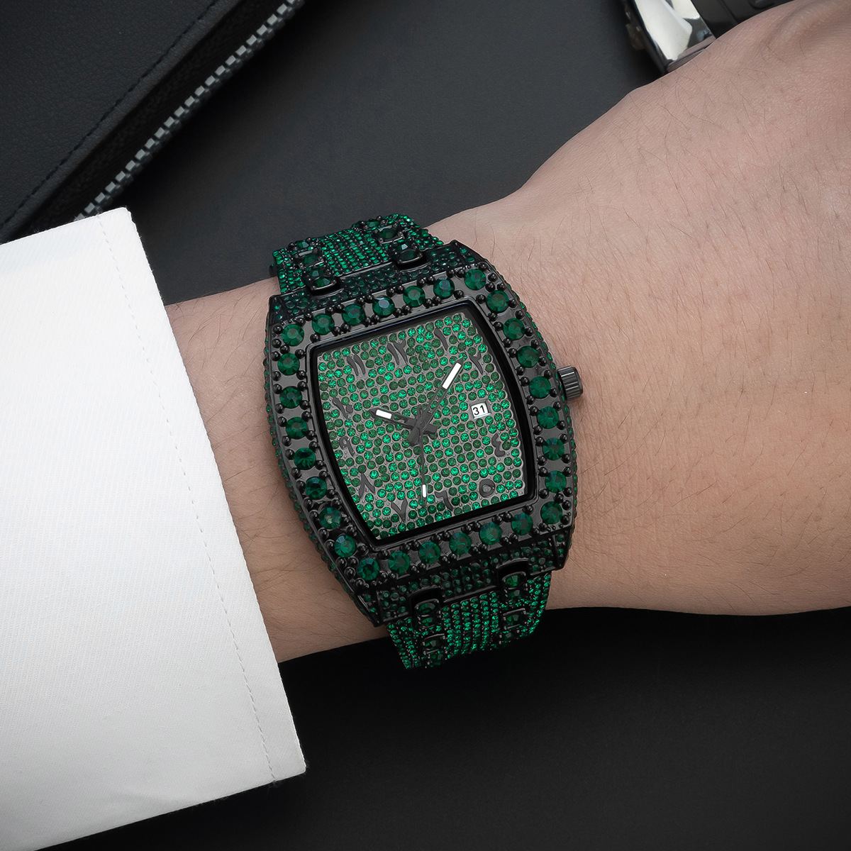 Men's Green Diamond Waterproof Quartz Watch With Calendar Style_voghion.com
