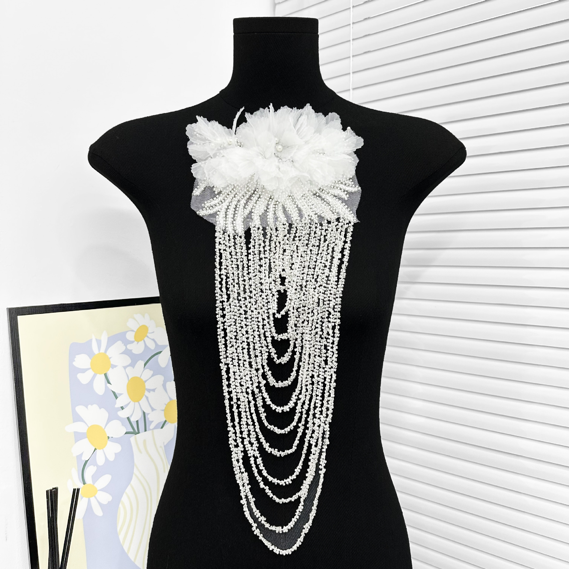 industria pesada esquinilla cuentas bordilla alta sensación de colgar negro y blanco flores decoración de hombro vestido de escenario vestido de DJ
