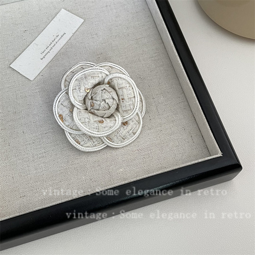 Xiaoxiangfeng 5-word camellia brooch French autumn and winter ink gray elegant retro ladylike temperament corsage high-end