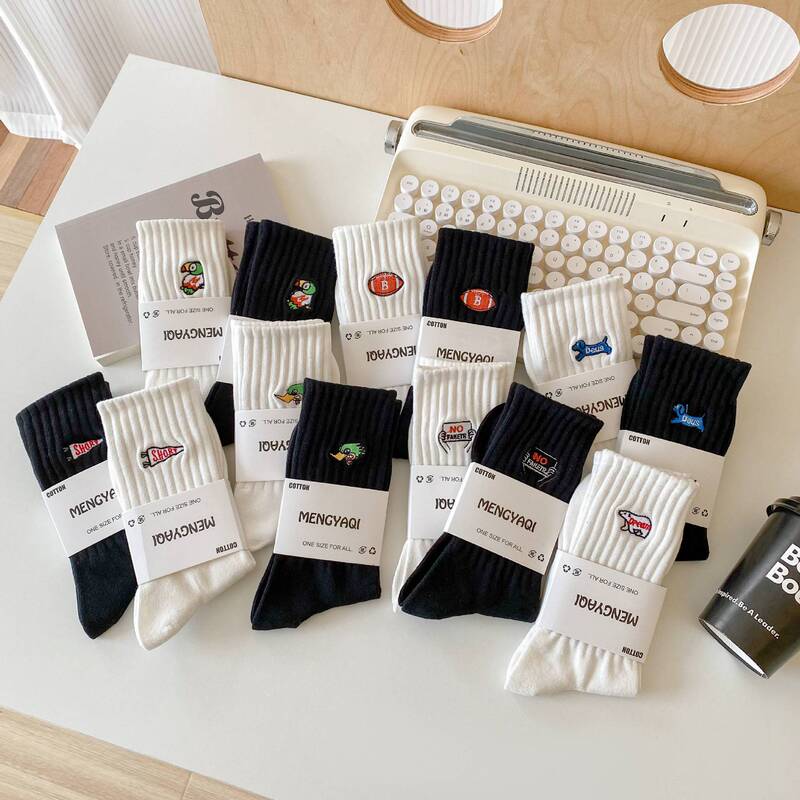 Socks men's mid-calf socks sweat-absorbent deodorant street sports fashion socks men and women couple all-match black and white cartoon retro American style Socks men's mid-calf socks sweat-absorbent deodorant street sports fashion socks men and women couple all-match black and white cartoon retro American style