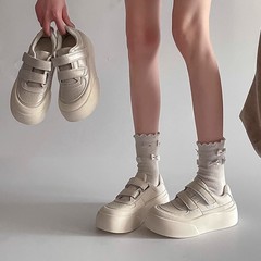 ファッションの軽やかな丸い頭のマジックテープの厚い底の白い靴の女性の金の2025の新型の春秋の軽やかな百合のカジュアルな板の靴