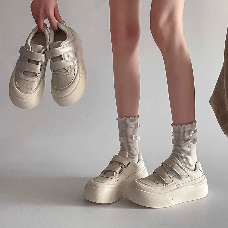 Модная легкая круглая голова липучка толстая подошва маленькая белая обувь женская модель 2025 новая весна и осень легкая дикая повседневная доска
