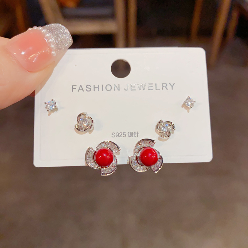 S925 aguja de plata micro incrustaciones de circón pendientes cortos pendientes de pelo corto japonés y coreano elegante todo-fósforo simple conjunto de tres piezas pendientes para las mujeres