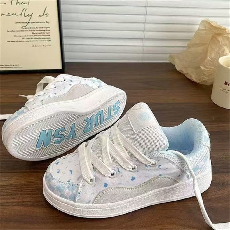 Versión coreana de las zapatillas de nicho a juego de arándano, las mujeres están de moda en la primavera de 2025, los nuevos zapatos de pan casuales de moda de todos los partidos