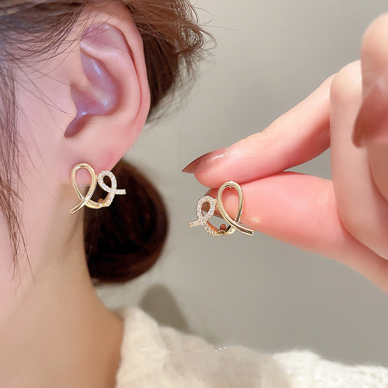 Gold Criss-cross Stud Earrings Minimalist Celebrity Style_voghion.com