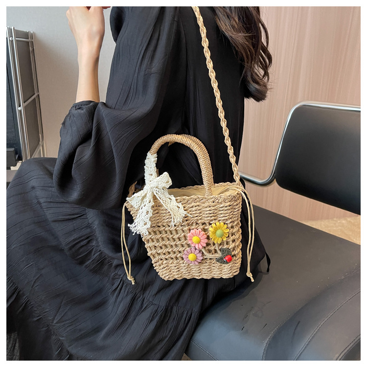 Women's Small Spring&Summer Straw Flower Vacation Beach Weave String Straw Bag display picture 5