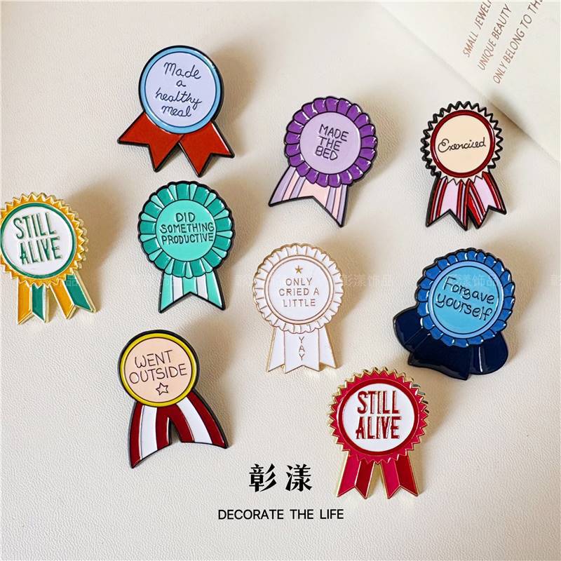 Medalla redonda letras inglesas insignia metálica de colores hombres y mujeres pin creativo bolsas escolares accesorios personales medalla
