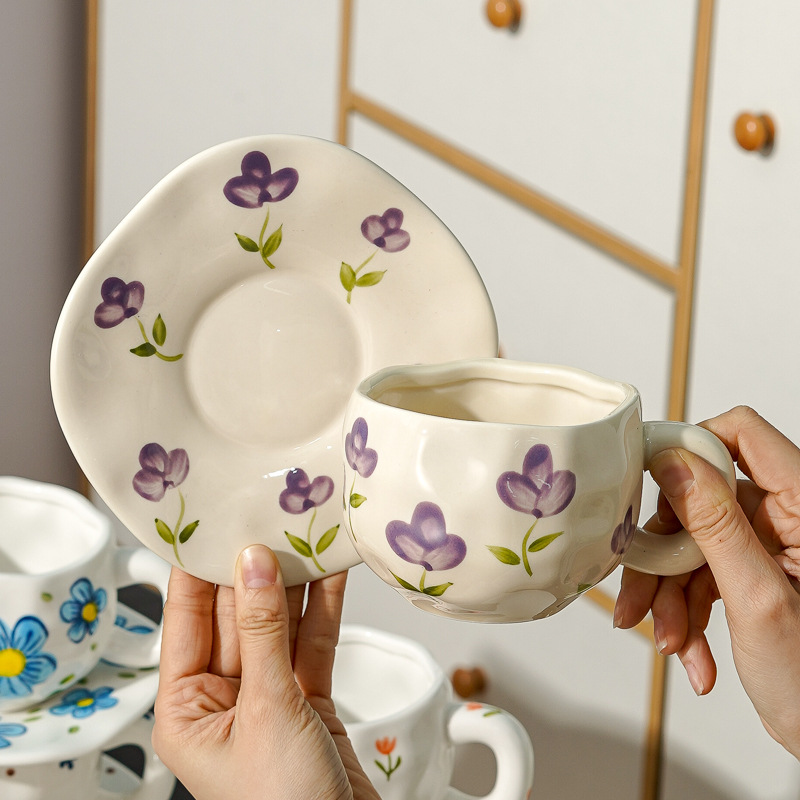Hermoso conjunto de tazas de café y platos Regalos comerciales Irregulares tazas de desayuno transfronterizas de cerámica Pastoral pintada a mano esmaltada