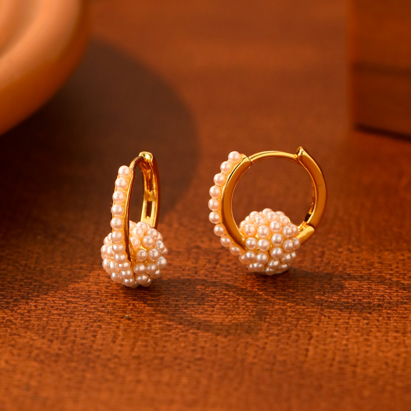 Orecchini a cerchio con perle premium per donna design elegante_voghion.com