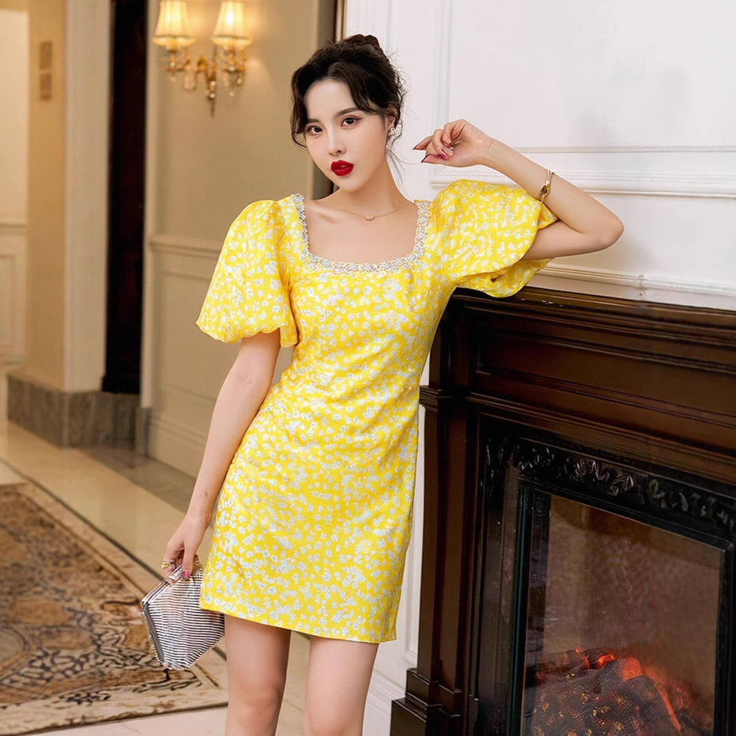 Đầm maxi nữ thắt eo cổ vuông tay phồng họa tiết hoa nhí đính kim cương — Màu vàng