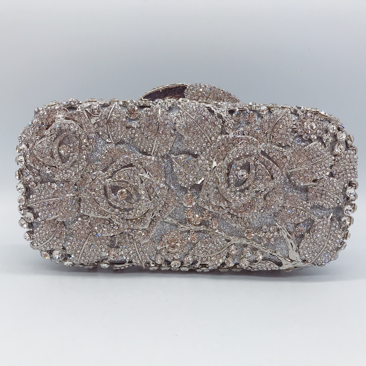 Túi clutch dạ hội nạm kim cương họa tiết hoa hồng kim loại phong cách Âu Mỹ — kim cương vàng trên nền vàng