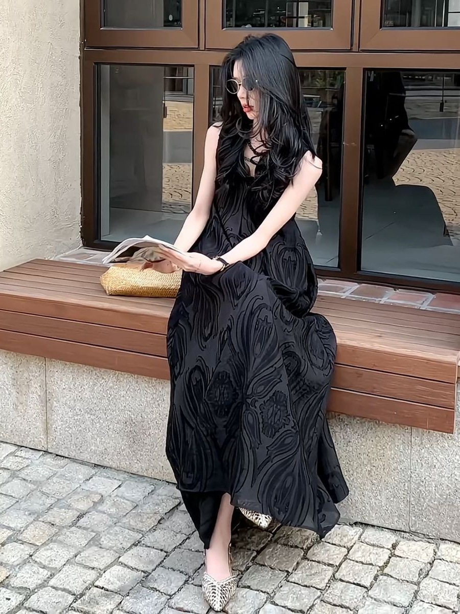 法式茶歇风V领无袖白裙子女夏宽松显瘦慵懒肌理感长款度假连衣裙