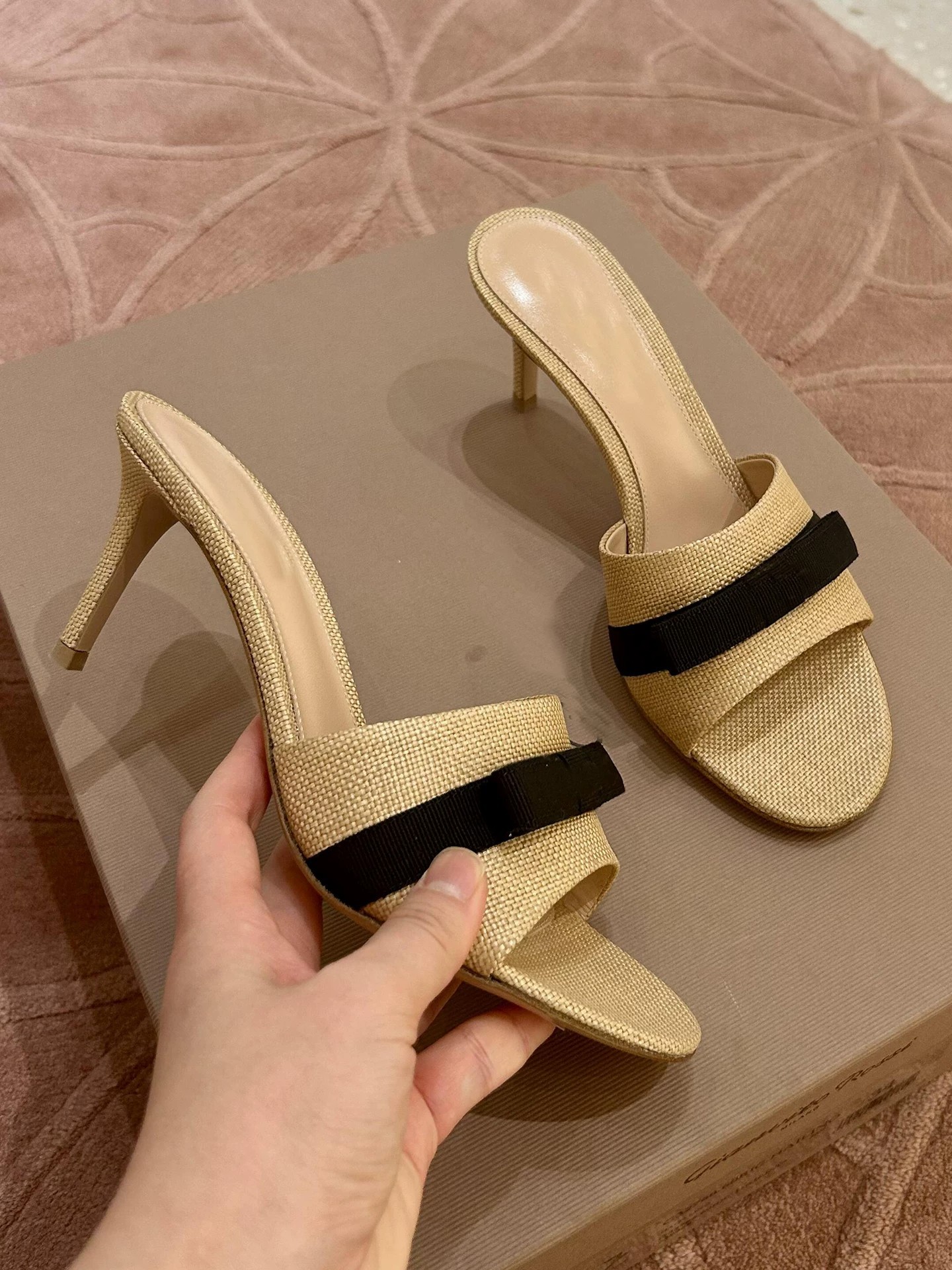 Elegante Damen Pantoletten Aus Strohgeflecht Mit Schicker Schleife_voghion.com