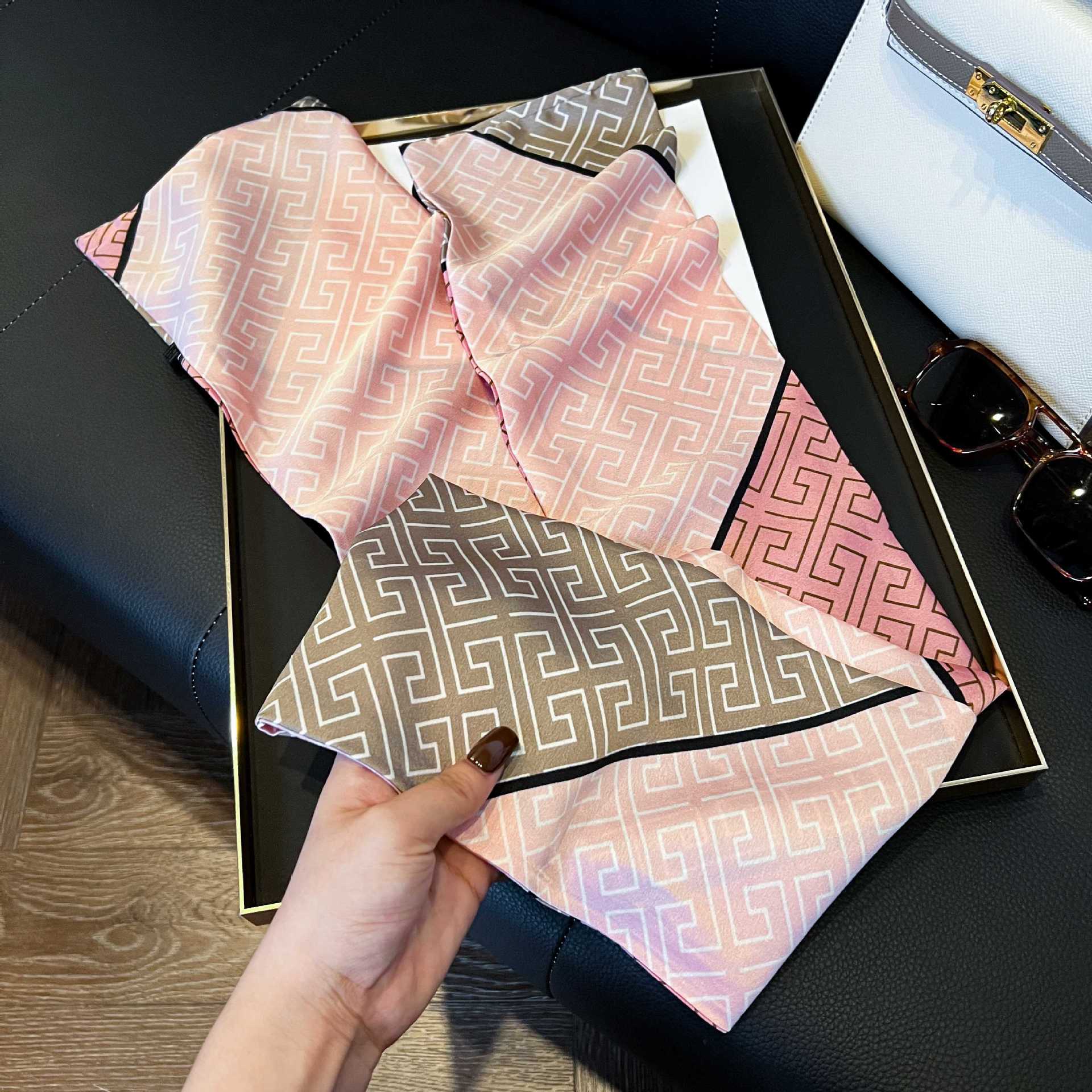 Nueva bufanda de seda pequeña banda larga estrecha para el cabello mujer estilo primavera y otoño moda madre bufanda estilo verano estilo fino serpentina bufanda al por mayor