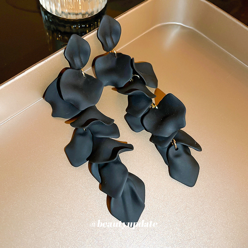 Pendientes de borla de pétalos de rosa coreanos Pendientes exagerados de diseño personalizado Pendientes largos de nueva moda europea y americana al por mayor