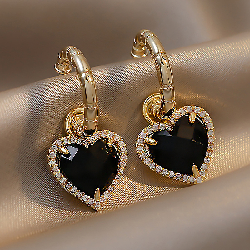 Retro Heart Inlaid Rhinestone Geometric Earrings Wholesale Nihaojewelry display picture 7