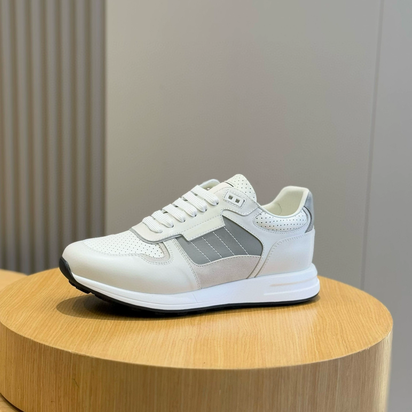 Европейская элитная мужская повседневная обувь, модные универсальные кроссовки из натуральной кожи с тиснением на шнуровке, увеличивающие рост, цветные кроссовки Q-elastic soft