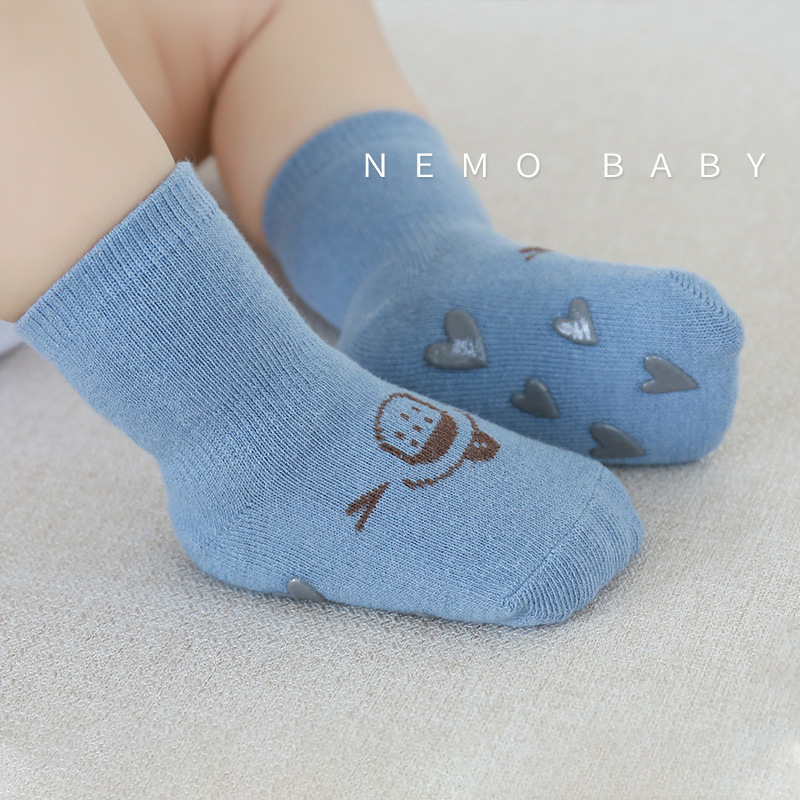 21 nuevos calcetines de piso para niños de otoño e invierno calcetines de bebé de algodón peinado calcetines de bebé antideslizantes para niños pequeños calcetines de algodón de media pantorrilla de dibujos animados