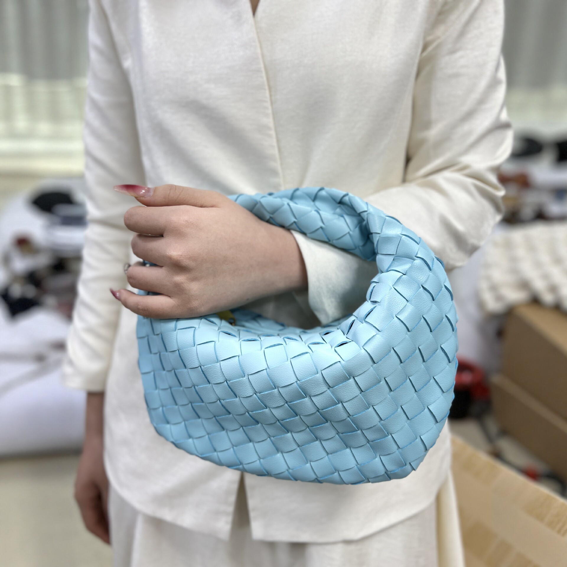 跨境新款高级感纯手工编织包牛角打结腋下包小巧轻盈大容量手拿包