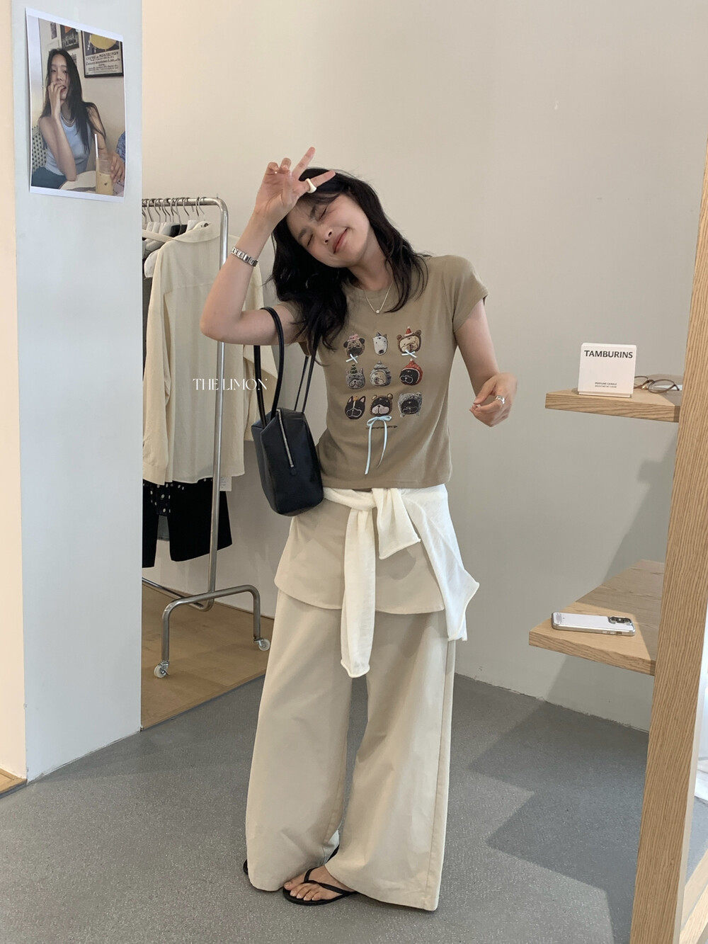 Áo thun nữ cổ tròn tay ngắn in hình chó con nơ hoa, phom vai vuông, phối màu pastel — trắng ngà, Màu cà phê, màu hồng, Xám hoa chi tiết 25