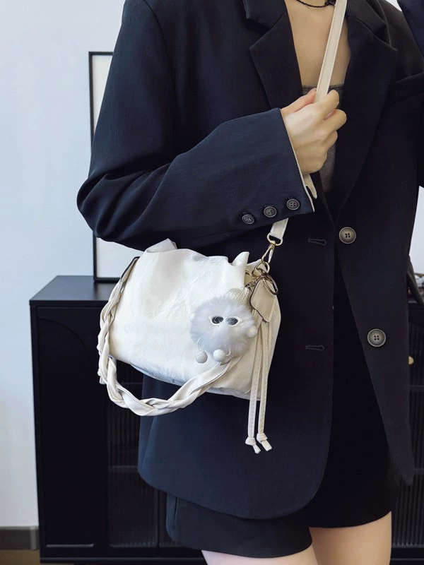 Travel bag, shoulder bag, handheld demi-season purse for leisure to go out