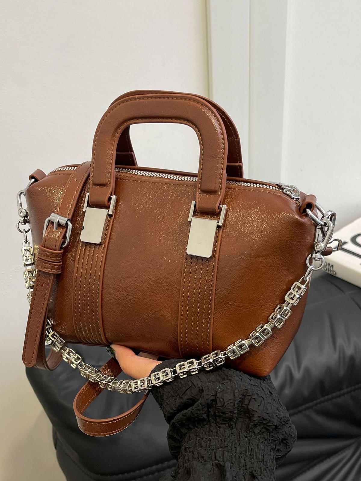Bolso de mujer de moda bolso de mensajero de textura de color sólido 2025 otoño e invierno nuevo bolso de viajero simple bolso de mano