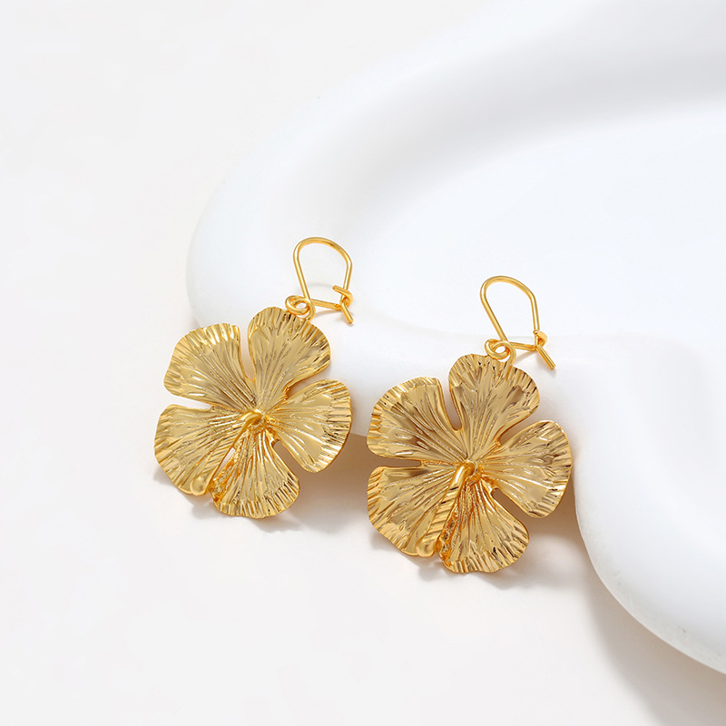 Xuping joyería aleación de cobre hibisco aretes de flor de verano nicho estilo retro aretes de boda al por mayor mujeres