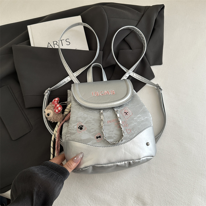 Mochila de color popular de este año para mujer 2025 nueva mochila escolar estilo universitario de moda mochila de viaje salvaje de verano