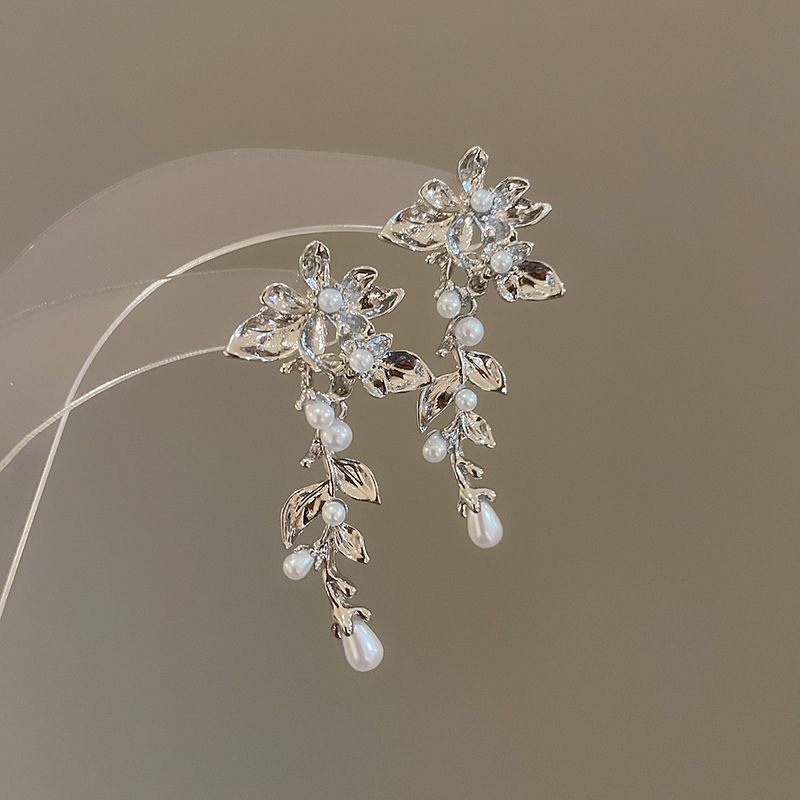 134-Pendientes de borla con forma de gota de agua y perlas de flores con aguja plateada