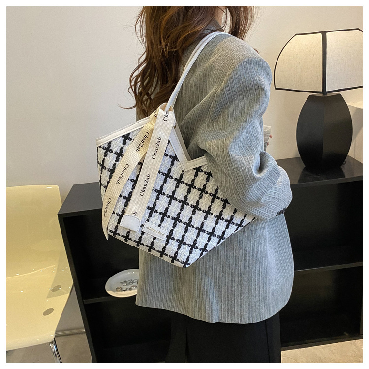 Fashion Handbag 2024 New Trendy Women's One Shoulder Large Capacity Plaid Scarf Tote Bag_voghion.com