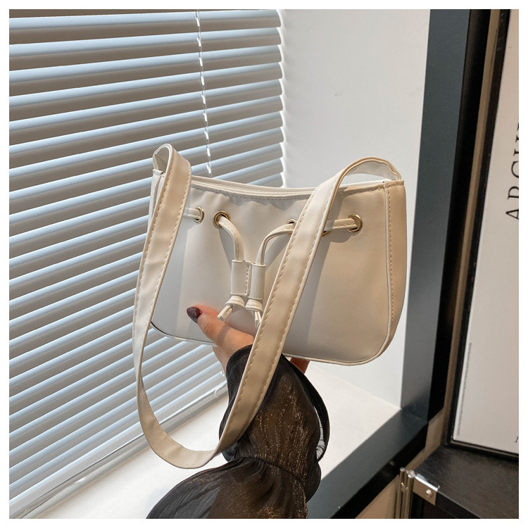 The new autumn/winter 2024 collection of women's bags features a retro and simple Korean-style underarm bag. This year, hand-held bags are in vogue, exuding a sense of sophistication undefined