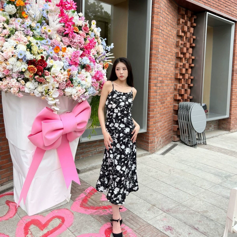 Сладкий французский ретро-костюм с цветочным принтом: юбка на подтяжках и кардиган для женщин, новинка лета 2025, платье для стройности талии.