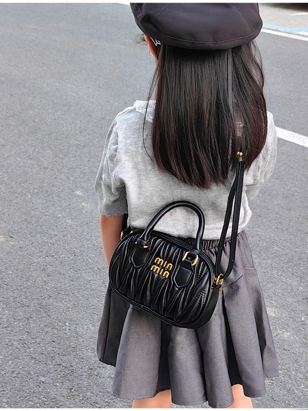 Bolso cuadrado pequeño para niños de moda de mano Bolso bandolera casual simple ins coreano femenino Bolso bandolera de moda de verano 2024