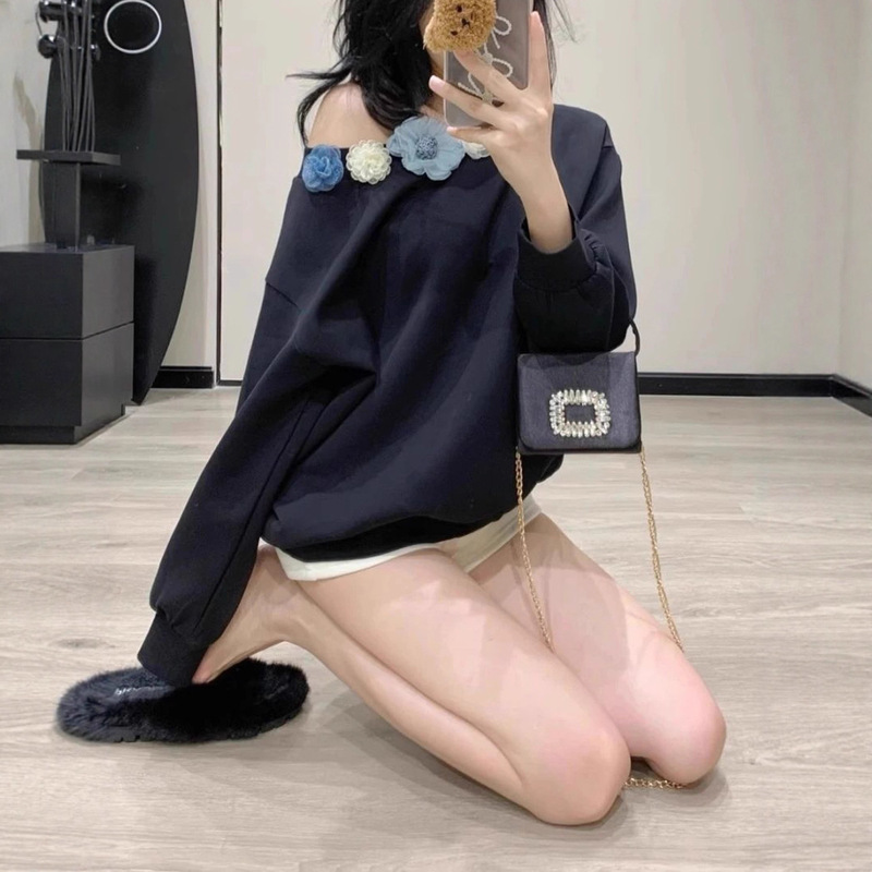 设计感灰色斜肩卫衣女秋冬新款慵懒宽松休闲立体花朵露肩长袖上衣|undefined